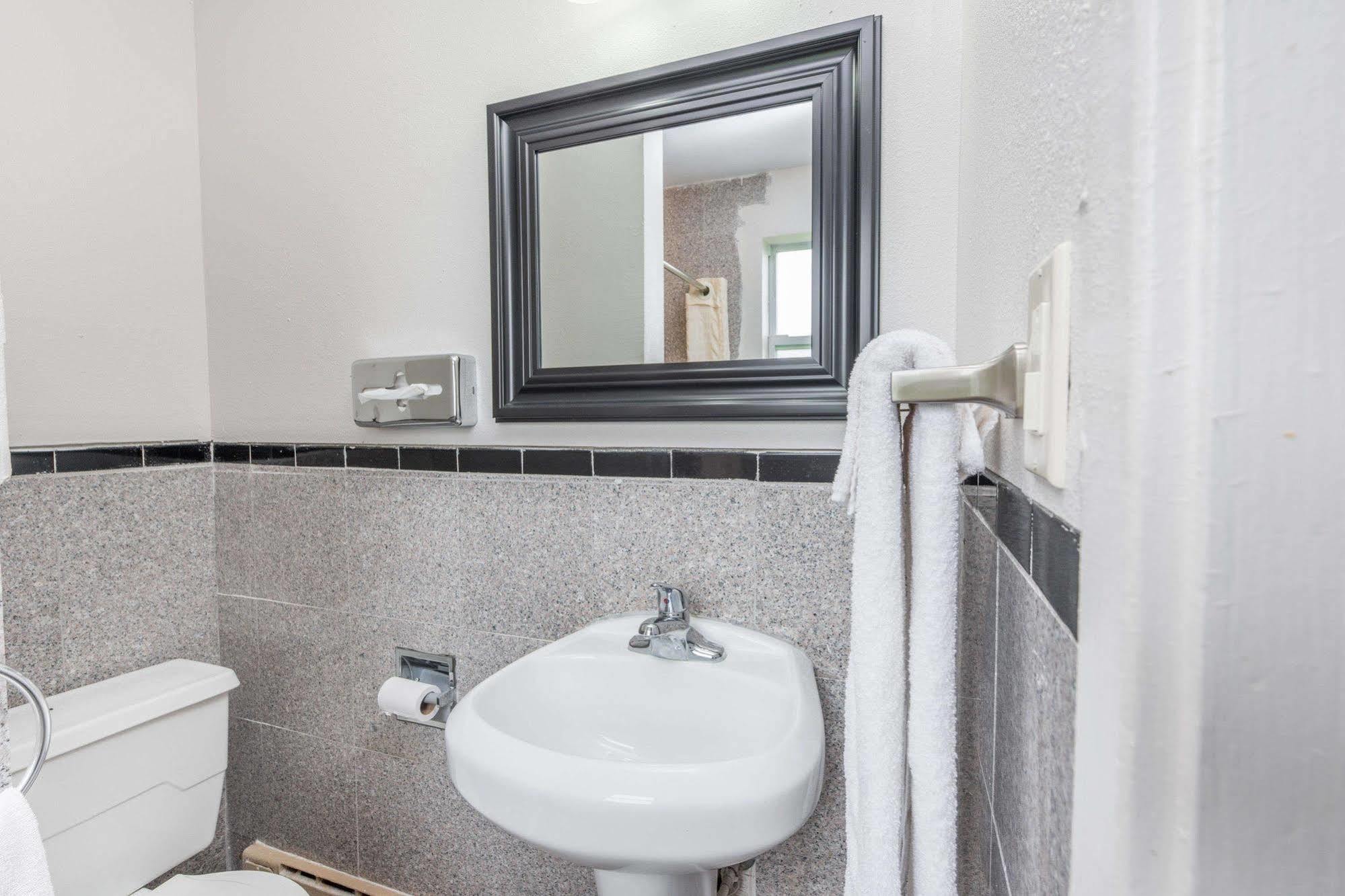 Rodeway Inn Pittsfield Екстер'єр фото