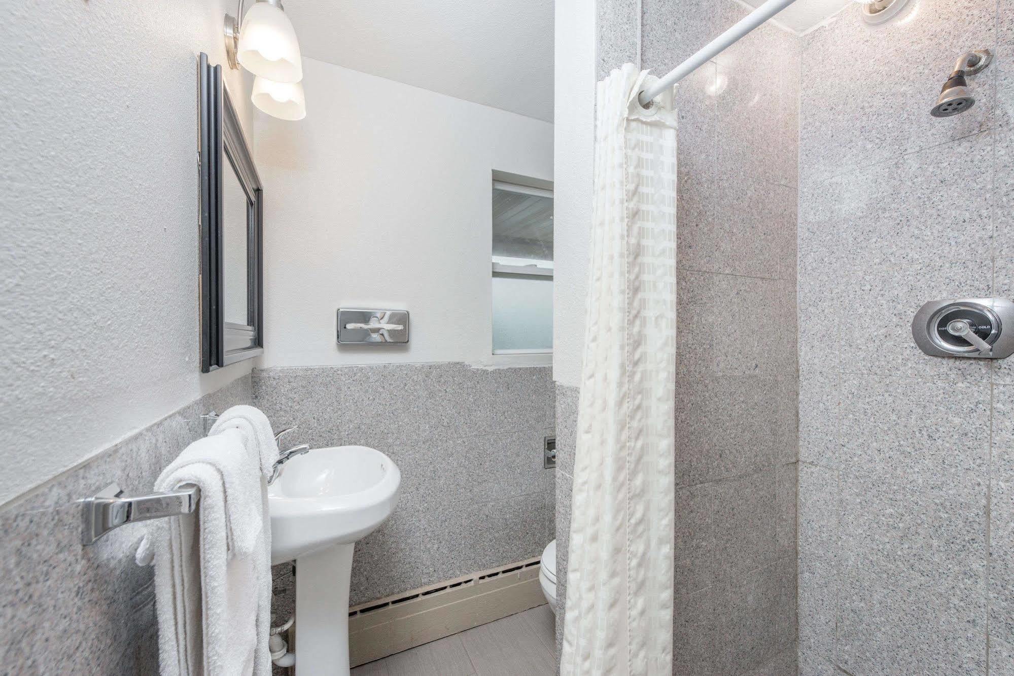 Rodeway Inn Pittsfield Екстер'єр фото